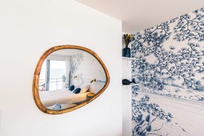 Desk, travel cot, free WiFi, bed sheets - Flots Bleus – Sea View Studio with Direct Beach Access (Concarneau)