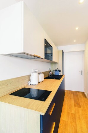 Coffee/tea maker, fridge, microwave, oven - Flots Bleus – Sea View Studio with Direct Beach Access (Concarneau)
