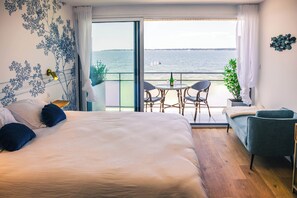 Skrivbord, resesäng, gratis wi-fi och sängkläder