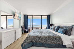 3 bedrooms, iron/ironing board, free WiFi, bed sheets - ☀Beachfront Condo🌴Wrap Around Private Balcony🐬Redington Towers 3A🌞Heated Pool (Redington Shores)