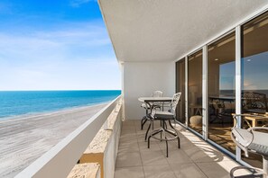 Outdoor dining - ☀Beachfront Condo🌴Private Balcony Facing Gulf🐬Redington Towers 7D🌞Heated Pool (Redington Shores)