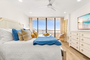 2 bedrooms, iron/ironing board, free WiFi, bed sheets - ☀Beachfront Condo🌴Private Balcony Facing Gulf🐬Redington Towers 7D🌞Heated Pool (Redington Shores)