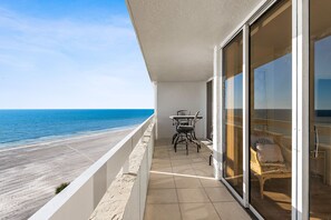Outdoor dining - ☀Beachfront Condo🌴Private Balcony Facing Gulf🐬Redington Towers 7D🌞Heated Pool (Redington Shores)