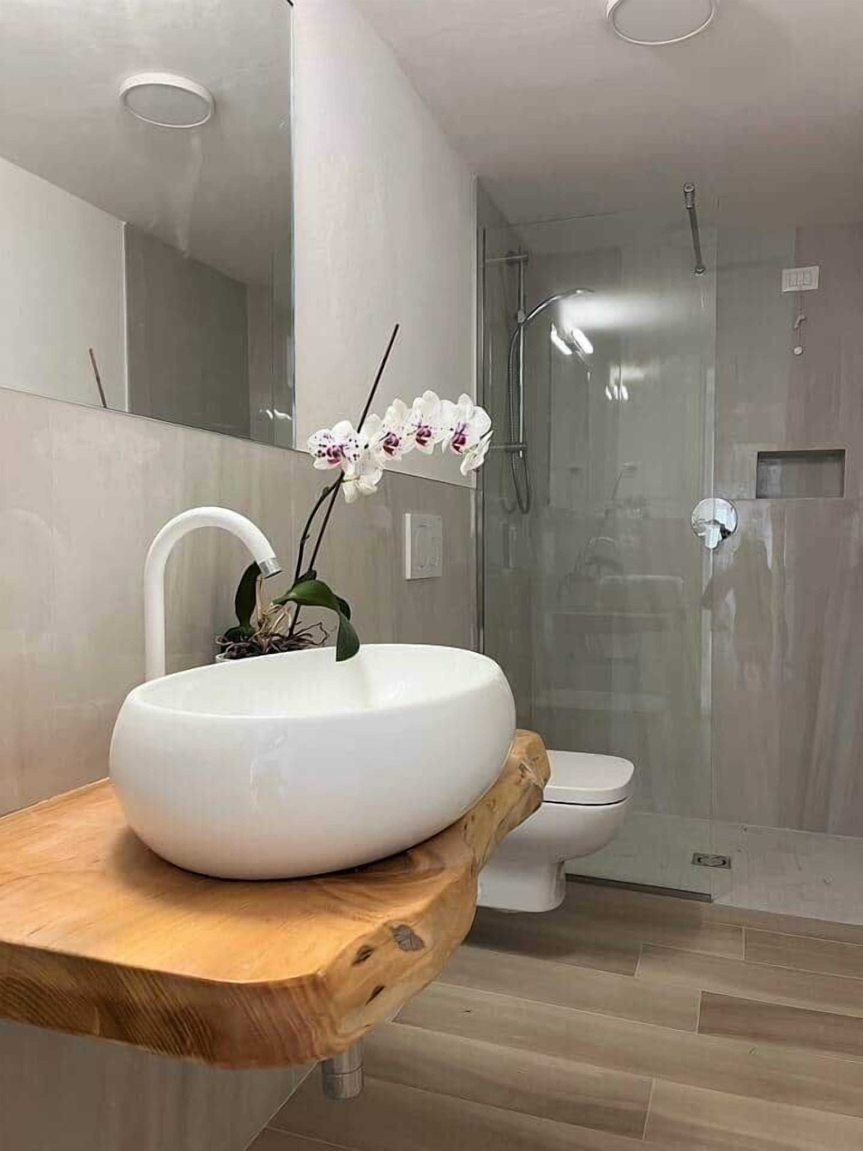 Haartrockner, Handtücher, Toilettenpapier