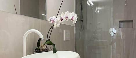 SĂšche-cheveux, serviettes fournies, papier toilette