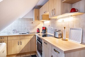 Fridge, oven, stovetop, coffee/tea maker