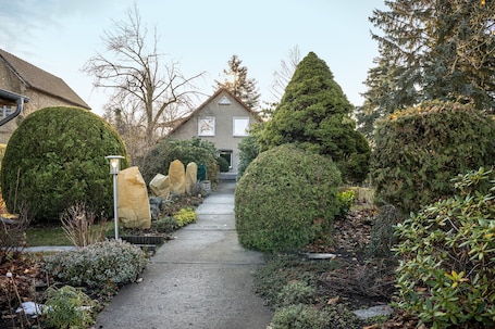 Property grounds. Apartment 'Ferienwohnung S Viering' with Shared Garden, Balcony and Wi-Fi
