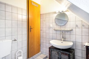 Shower, hair dryer, towels - Apartment 'Ferienwohnung S Viering' with Shared Garden, Balcony and Wi-Fi (Bernau bei Berlin)