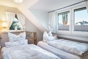 WiFi, bed sheets - Apartment 'Ferienwohnung S Viering' with Shared Garden, Balcony and Wi-Fi (Bernau bei Berlin)
