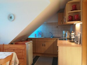 Kühlschrank, Ofen, Herdplatte, Wasserkocher mit Kaffee-/Teezubehör