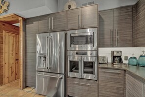 Jääkaappi, mikroaaltouuni, uuni, liesi