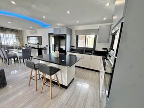 Private kitchen - Villa with pool - 8 pers (Porto-Vecchio)