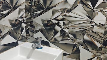 Deluxe Quadruple Room | Bathroom | Shower, towels, soap, shampoo