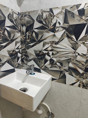 Deluxe Quadruple Room | Bathroom