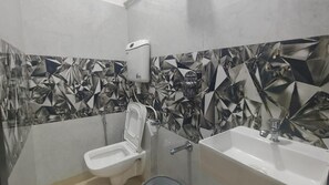 Shower, towels, soap, shampoo - HOTEL GLOW STAR (Mumbai)