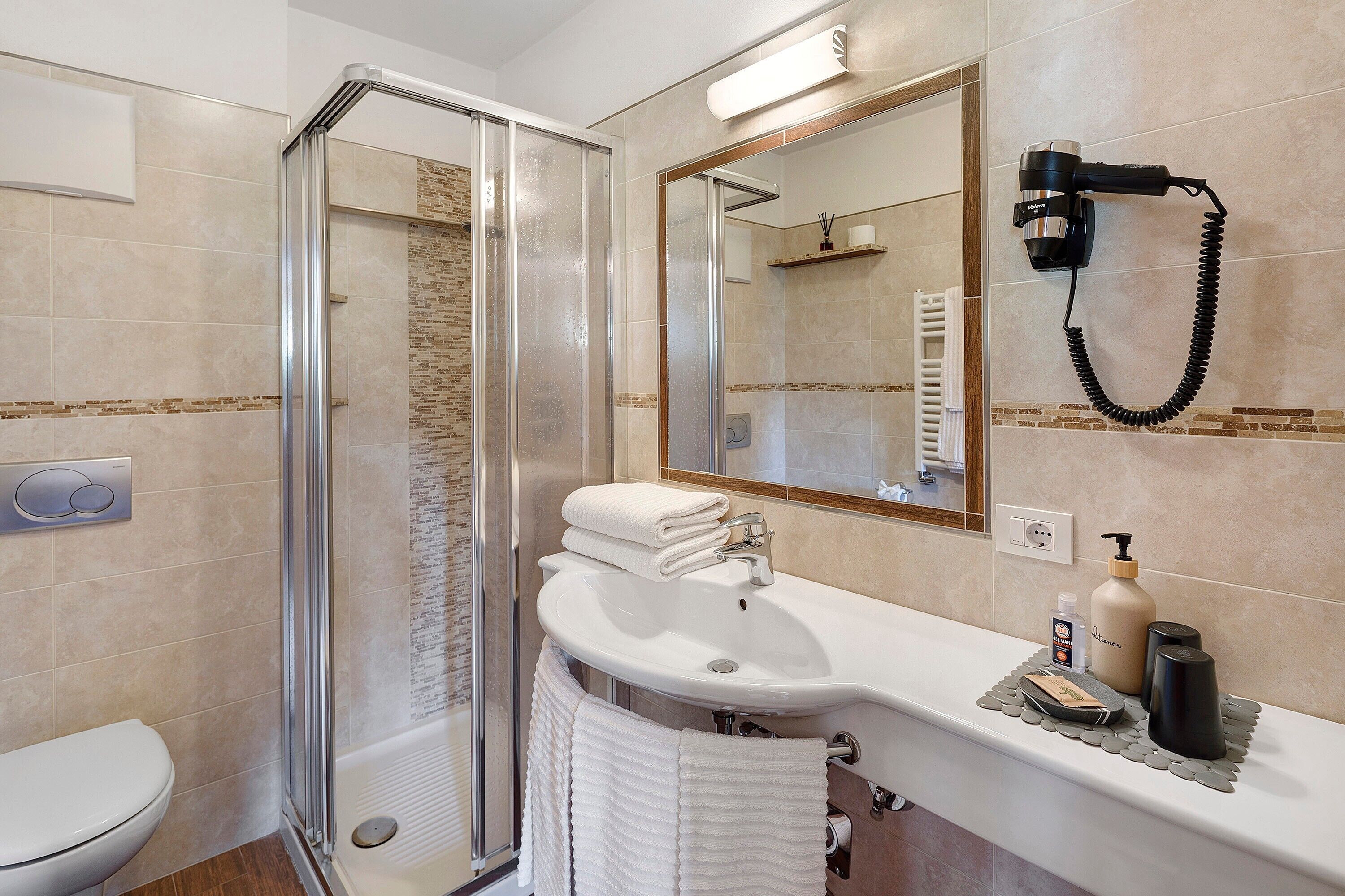Douche, sèche-cheveux, serviettes fournies