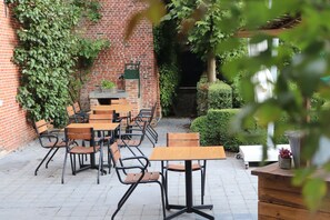 Outdoor dining - Bed & breakfast in a historical building and location, center of Gierle (Lille)