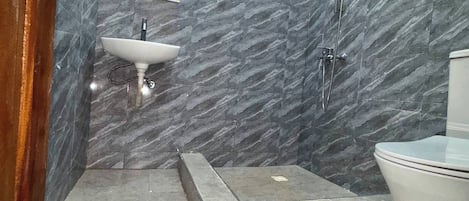 Maison, 2 chambres | Salle de bain