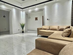 House, 2 Bedrooms | Living room - Charming 2 Bedroom House in Vibrant Ablekuma Olebu (Oduman)