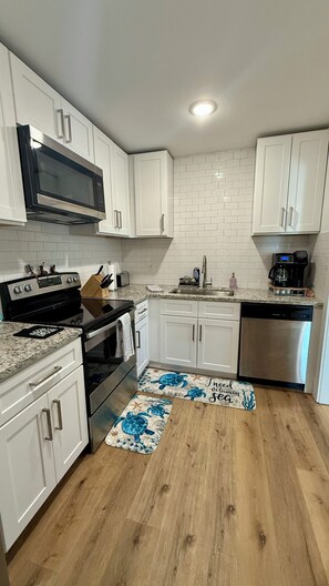 Microwave, oven, stovetop, dishwasher - 4 Blocks to Beach/Pleasure Pier-1 Block off parade route-KING Suite-Allow Pets (Galveston)