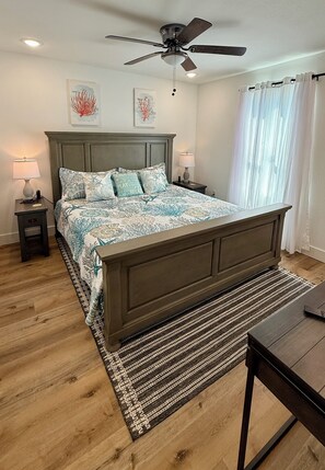 1 bedroom, iron/ironing board, WiFi, bed sheets - 4 Blocks to Beach/Pleasure Pier-1 Block off parade route-KING Suite-Allow Pets (Galveston)