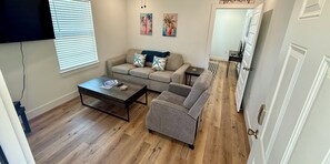 TV - 4 Blocks to Beach/Pleasure Pier-1 Block off parade route-KING Suite-Allow Pets (Galveston)