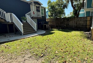 Property grounds - 4 Blocks to Beach/Pleasure Pier-1 Block off parade route-KING Suite-Allow Pets (Galveston)