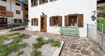 Casa Carmen in Vinigo: Mountain View, Private Terrace & Wi-Fi