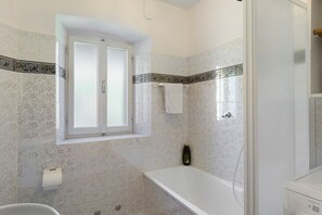 Suihku, ilmaiset hygieniatuotteet, hiustenkuivaaja, pyyhkeet