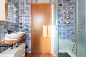 Dusj, hårføner og håndklær