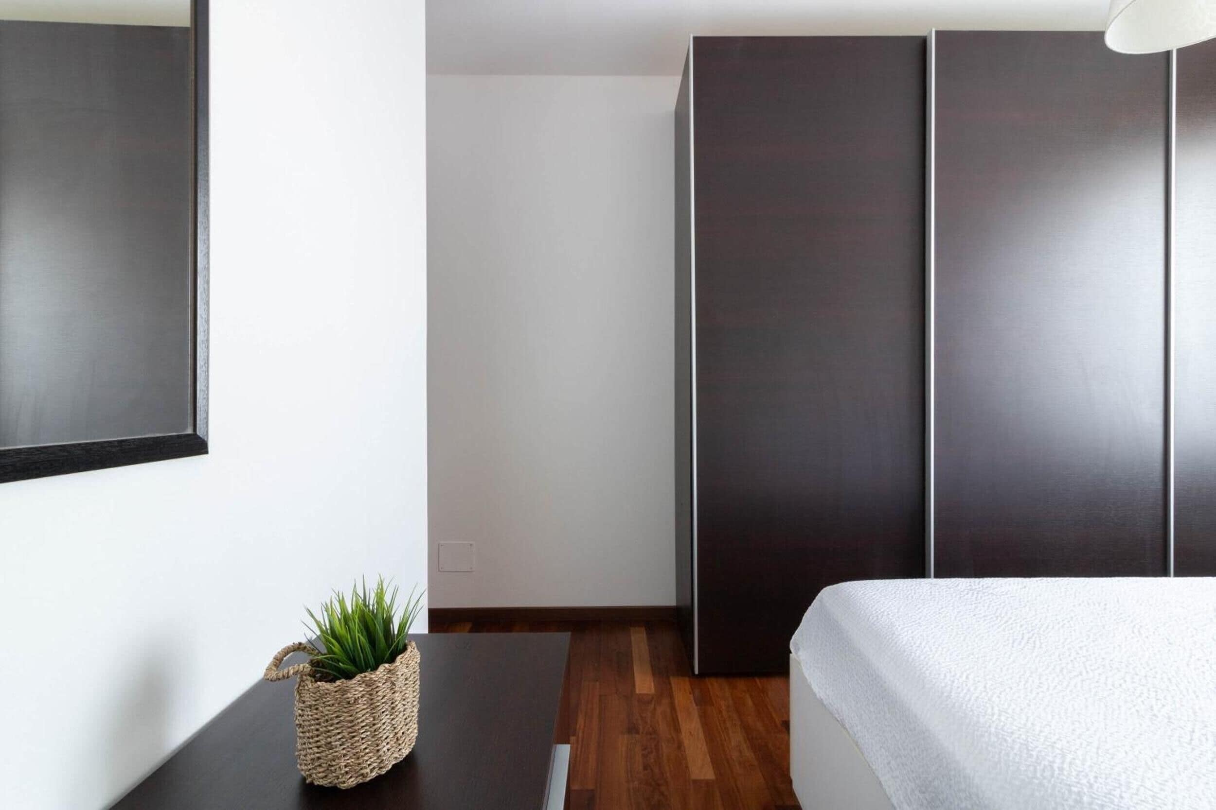 Tabla de planchar con plancha, wifi, ropa de cama