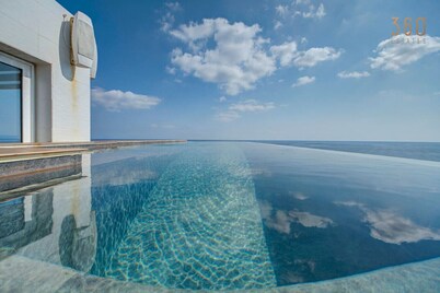 Luxury 3BR Seafront Duplex w/Pool, Jacuzzi & Views