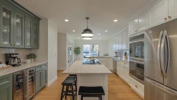 Kjøleskap, mikrobølgeovn, ovn og kokeplater