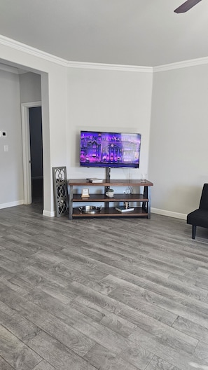 Interior - 3-bedroom house in lovely Midland with cool AC and pool (Midland)