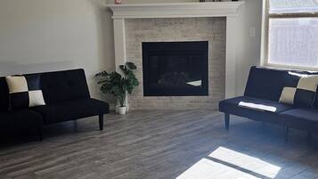 Smart-TV, Kamin, Bücher