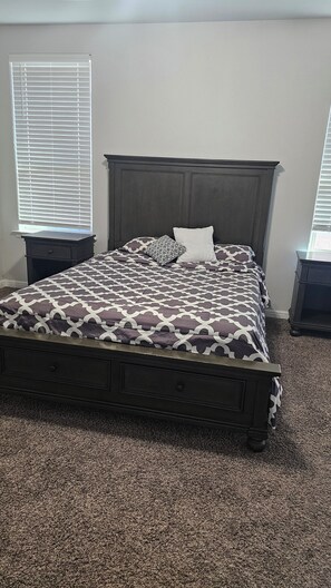 Free WiFi, bed sheets - 3-bedroom house in lovely Midland with cool AC and pool (Midland)