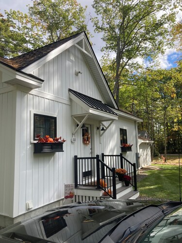 Beautiful lakeside cottage near wonderful beaches in Southern Maine.