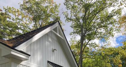 Beautiful lakeside cottage near wonderful beaches in Southern Maine.
