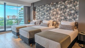 デラックス トリプルルーム ベッド (複数台) 禁煙 バルコニー | 高級寝具、羽毛の掛け布団、デスク、ノートパソコン用作業スペース