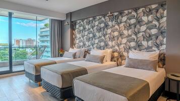 Escritorio, espacio para trabajar con laptop y wifi gratis