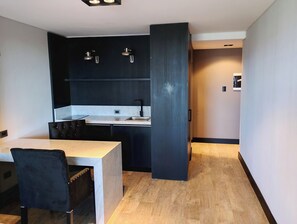 مكتب ومساحة عمل للكمبيوتر المحمول وواي فاي مجانًا