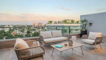 Luxe suite, 1 kingsize bed, niet-roken, terras | Luxe beddengoed, donzen dekbedden, individueel gedecoreerd