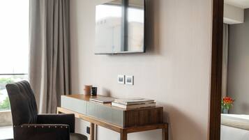 Deluxe Studio, 1 King Bed, Non Smoking, Balcony | Premium bedding, down comforters, individually decorated