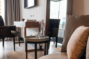 Estúdio luxo, 1 cama King, para não fumantes, sacada | Roupas de cama premium, edredons de pluma, individualmente decorados