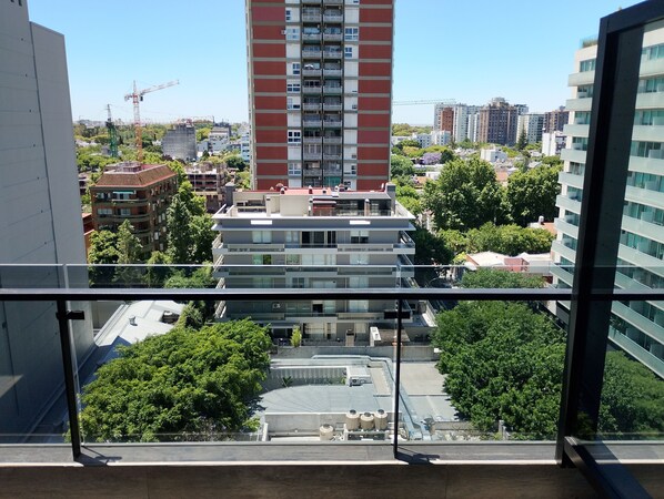 مكتب ومساحة عمل للكمبيوتر المحمول وواي فاي مجانًا