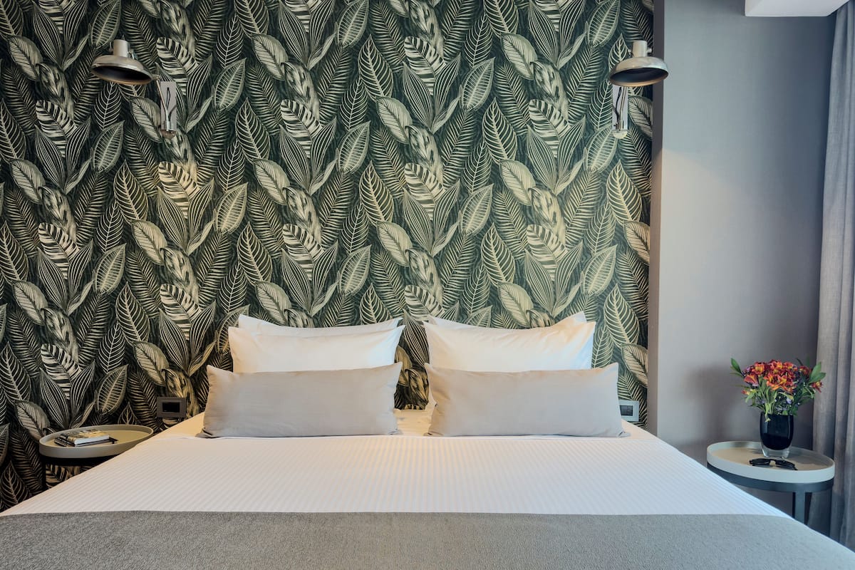 Luxe beddengoed, donsdekens, een bureau, een laptopwerkplek
