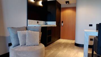 Escritorio, espacio para trabajar con laptop y wifi gratis