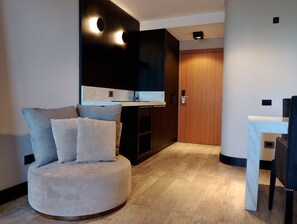 مكتب ومساحة عمل للكمبيوتر المحمول وواي فاي مجانًا