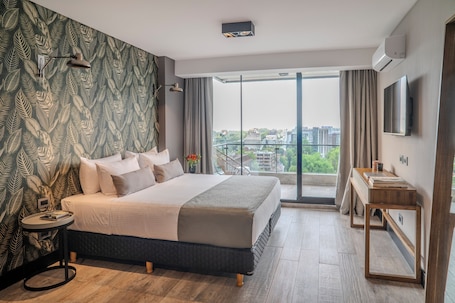 Deluxe Studio, 1 King Bed, Non Smoking, Balcony | Premium bedding, down comforters, individually decorated