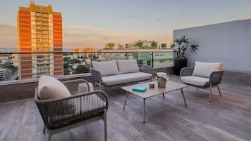 Suite Luxury, 1 letto king, non fumatori, terrazzo | Biancheria da letto di alta qualità, copriletto in piuma